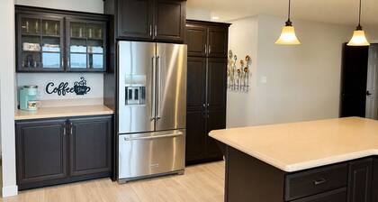 Hummingbird House: Relax and Connect in a Large Private Lakefront Home Sleeps 20