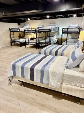 4 habitaciones, tabla de planchar con plancha, cuna de viaje y internet 
