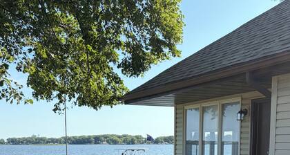 Hummingbird House: Sleeps 20 Relax and Connect in a Large Private Lakefront Home