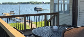 Hummingbird House: Sleeps 20 Relax and Connect in a Large Private Lakefront Home