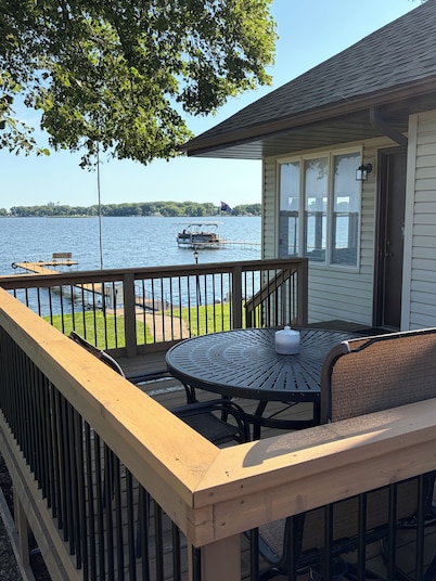 Hummingbird House: Sleeps 20 Relax and Connect in a Large Private Lakefront Home