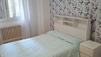 4 bedrooms, iron/ironing board, internet, bed sheets