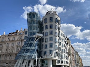Ein modernes Gebäude mit Glasfassade und ein traditionelles Gebäude im klassischen Stil.
