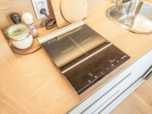 冷蔵庫、電子レンジ、調理器具と食器