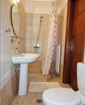 Douche, sèche-cheveux, serviettes fournies, savon