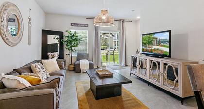 Tropical Oasis 2 bdr - patio, playground, dog park