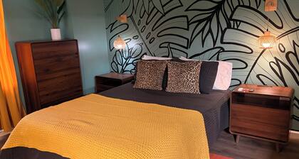 The Atomic Loft - Stylish 2 Bedroom Apartment in Downtown Hanover