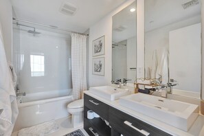 Douche, serviettes fournies, savon, papier toilette