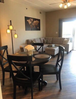 Dining - 2-bedroom apartment in pleasant Oak Lawn with AC comfort (Oak Lawn)