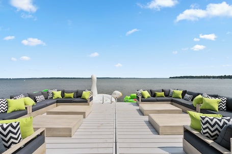 施設の敷地. Stunning private waterfront retreat