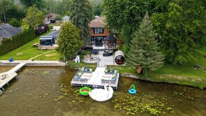 Une propriété au bord du lac, dotée d’un quai, de plateformes flottantes et d’un belvédère.