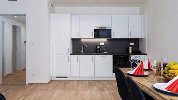 Kühlschrank, Mikrowelle, Ofen, Herdplatte