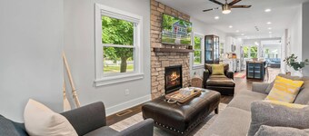 Walk to Lake & Downtown · 3BR Home Sleeps 8