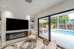 Smart TV, fireplace