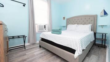 Desk, iron/ironing board, WiFi, bed sheets