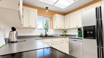Fridge, oven, stovetop, dishwasher