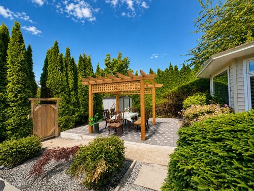 Spacious 3BR Retreat Near White Rock Beach & Pier