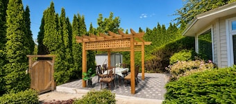 Spacious 3BR Retreat Near White Rock Beach & Pier