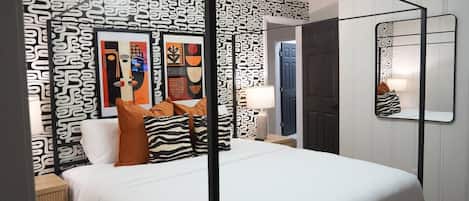 Desk, iron/ironing board, WiFi, bed sheets