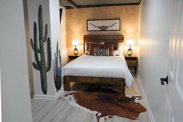 Desk, iron/ironing board, WiFi, bed sheets
