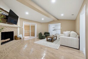 Living area - Spacious 4-bedroom house in beautiful Dallas near Fair Park! (Dallas)