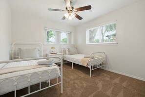 Room - Spacious 4-bedroom house in beautiful Dallas near Fair Park! (Dallas)