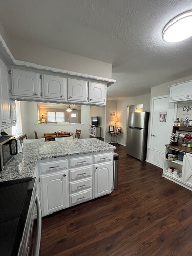 Home away Home. Rock Island Retreat, nice peaceful cozy 3BR/2BA with back patio