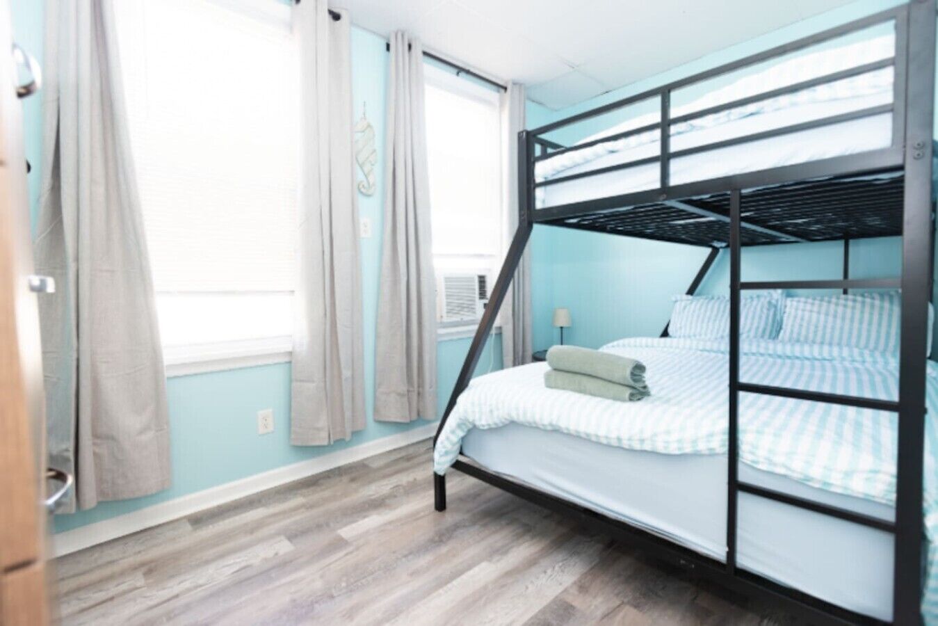 Desk, iron/ironing board, WiFi, bed sheets