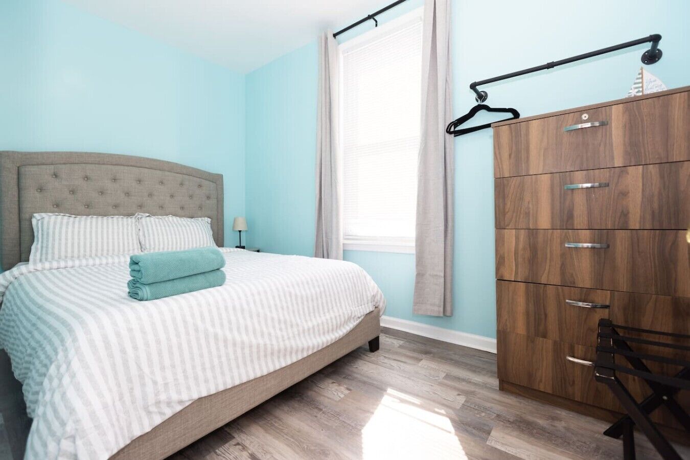 2 bedrooms, desk, iron/ironing board, WiFi