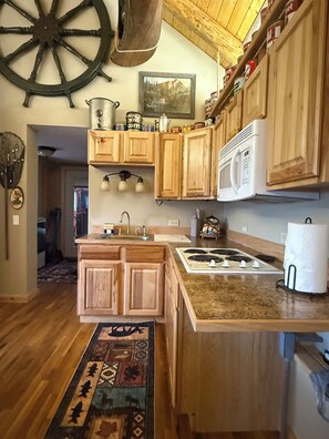 Private kitchen - Unique Peaceful Cabin at Keyhole/Coffee/Pool/Deck (Pine Haven)
