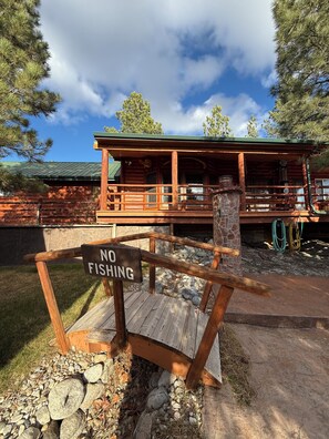 Exterior detail - Unique Peaceful Cabin at Keyhole/Coffee/Pool/Deck (Pine Haven)