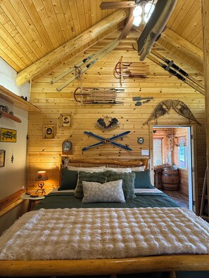 2 bedrooms, WiFi, bed sheets - Unique Peaceful Cabin at Keyhole/Coffee/Pool/Deck (Pine Haven)