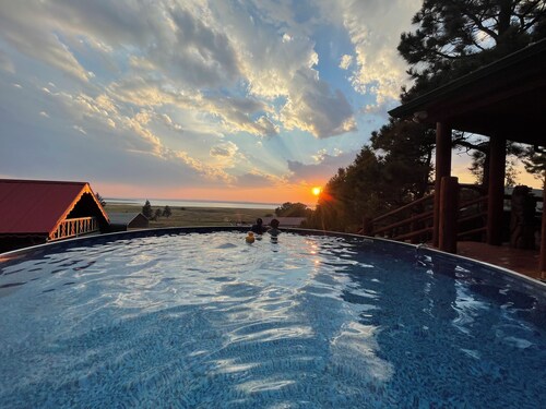 Unique Peaceful Cabin at Keyhole/Coffee/Pool/Deck