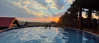 Unique Peaceful Cabin at Keyhole/Coffee/Pool/Deck