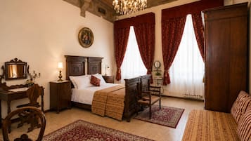 Muebles diferentes, wifi gratis y ropa de cama