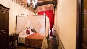 Muebles diferentes, wifi gratis y ropa de cama