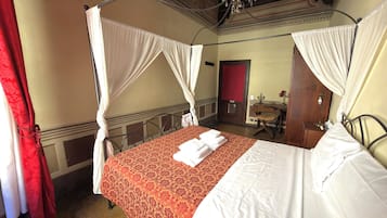 Habitación doble, vista a la ciudad | Muebles diferentes, wifi gratis y ropa de cama