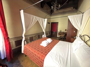 Double Room, City View | Individually furnished, free WiFi, bed sheets - All'Ombra della Torre (Siena)