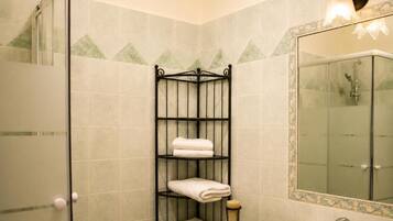 Dusche, Haartrockner, Handtücher, Seife