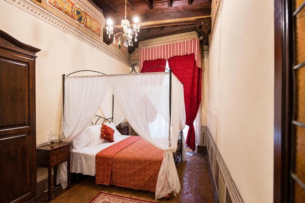 Muebles diferentes, wifi gratis y ropa de cama 