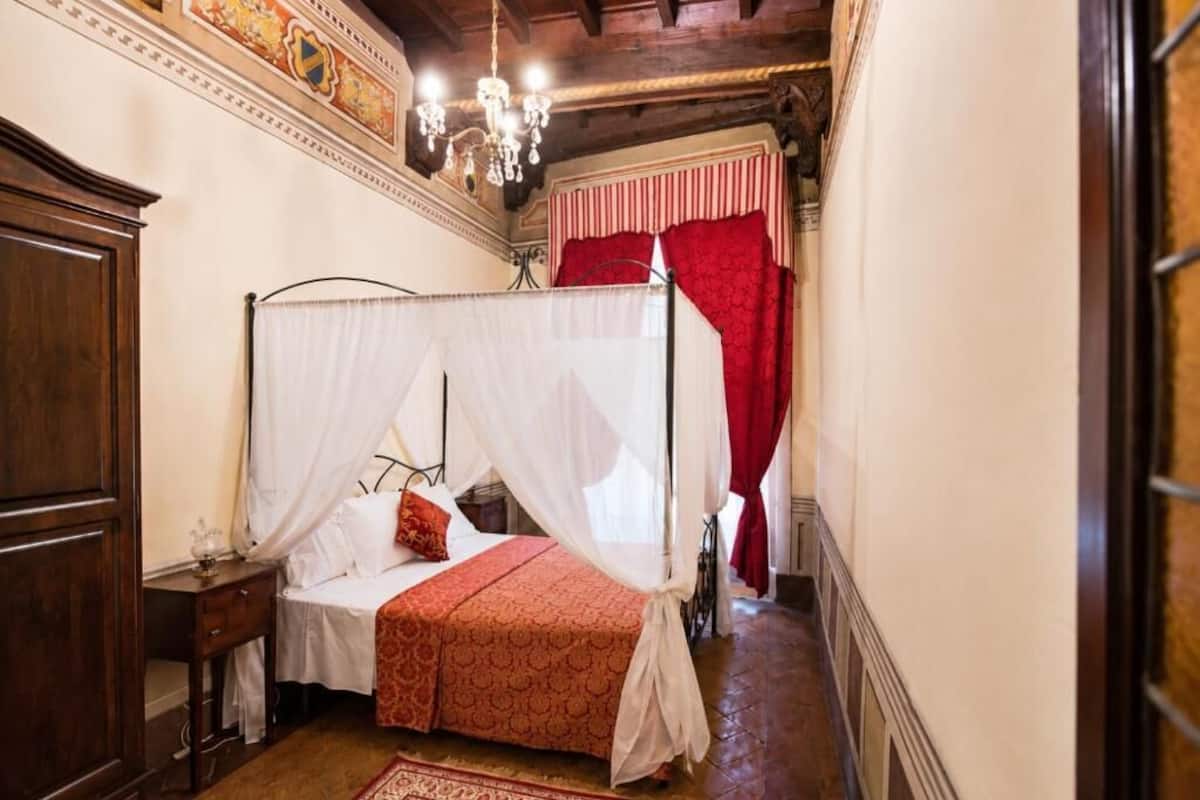 Habitación doble, vista a la ciudad | Wifi gratis, muebles diferentes y ropa de cama