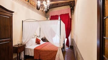 Muebles diferentes, wifi gratis y ropa de cama