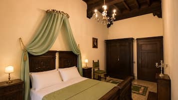 Muebles diferentes, wifi gratis y ropa de cama