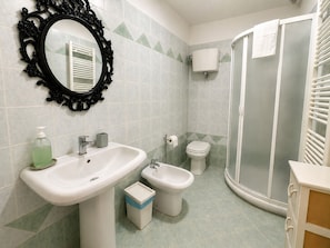 Habitación triple de lujo, vista a la ciudad | Baño | Regadera, secadora de cabello, toallas, jabón