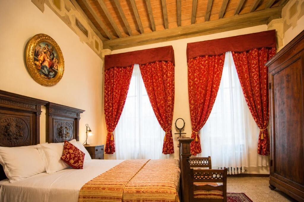 Luxury-Dreibettzimmer, Stadtblick | Kostenloses WLAN, individuell eingerichtet, Bettwäsche