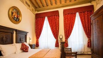 Luxury-Dreibettzimmer, Stadtblick | Kostenloses WLAN, individuell eingerichtet, Bettwäsche