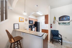 Coffee/tea maker, fridge, microwave, oven - Relaxing Island Townhome with Pool Views (Corpus Christi)