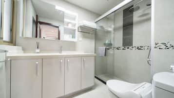 Family Apartment, 3 Bedrooms, Kitchen, City View | Bathroom