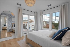 Room - Airy, chic Hamptons style - bay views, walkable to beach, near top restaurants. (Hampton Bays)