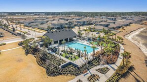 Zona residencial con piscina, casas y playa.